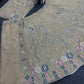 NEUER LEHENGA CHOLI AUS SAMT IM BEUTIQUE-STIL MIT STICKEREI UND KORDELN