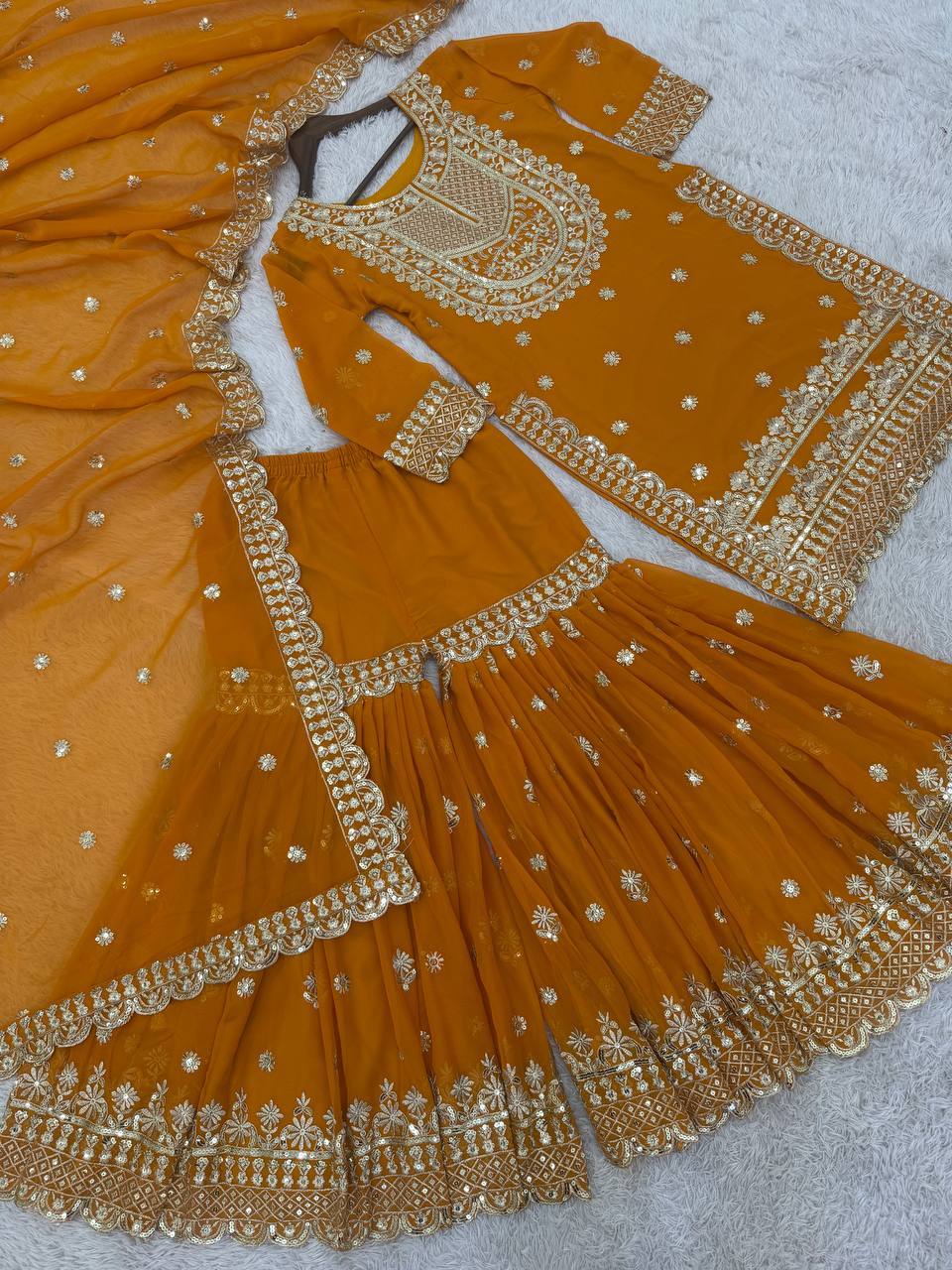 LAUFBEKLEIDUNG TRENDIGES TOP AUS GEORGETTE-KUNSTSTOFF, STICKEREI MIT BAUMWOLLFADEN