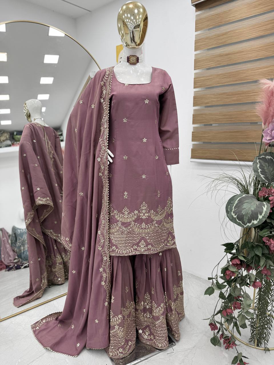 LAUFBEKLEIDUNG TRENDIGES TOP AUS GEORGETTE-KUNSTSTOFF, STICKEREI MIT BAUMWOLLFADEN