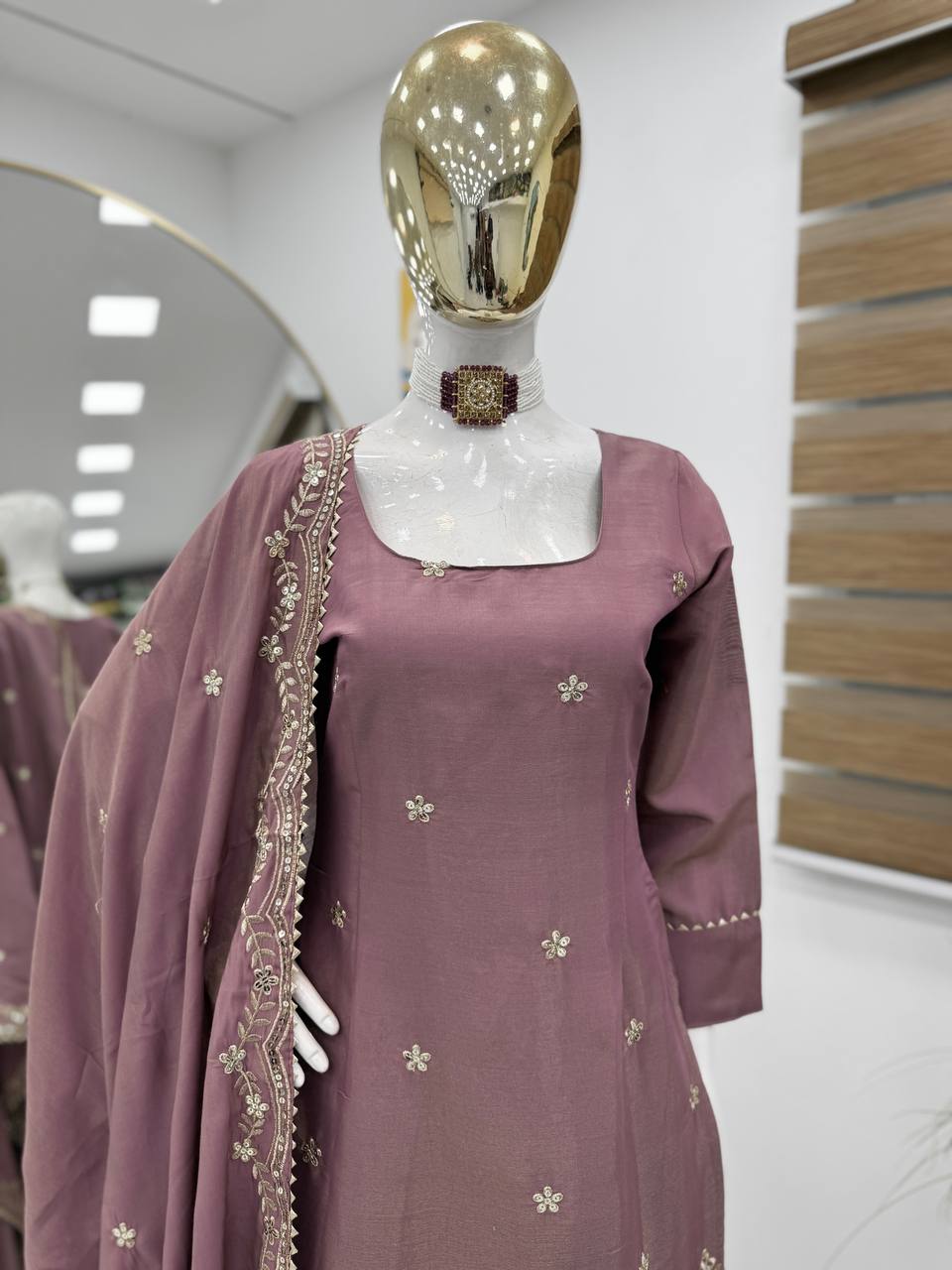 LAUFBEKLEIDUNG TRENDIGES TOP AUS GEORGETTE-KUNSTSTOFF, STICKEREI MIT BAUMWOLLFADEN