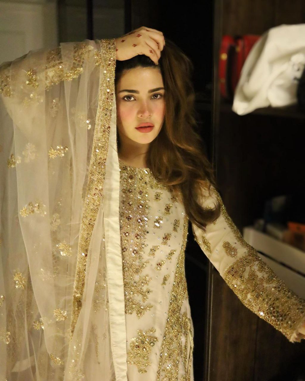 LAUFBEKLEIDUNG TRENDIGES TOP AUS GEORGETTE-KUNSTSTOFF, STICKEREI MIT BAUMWOLLFADEN