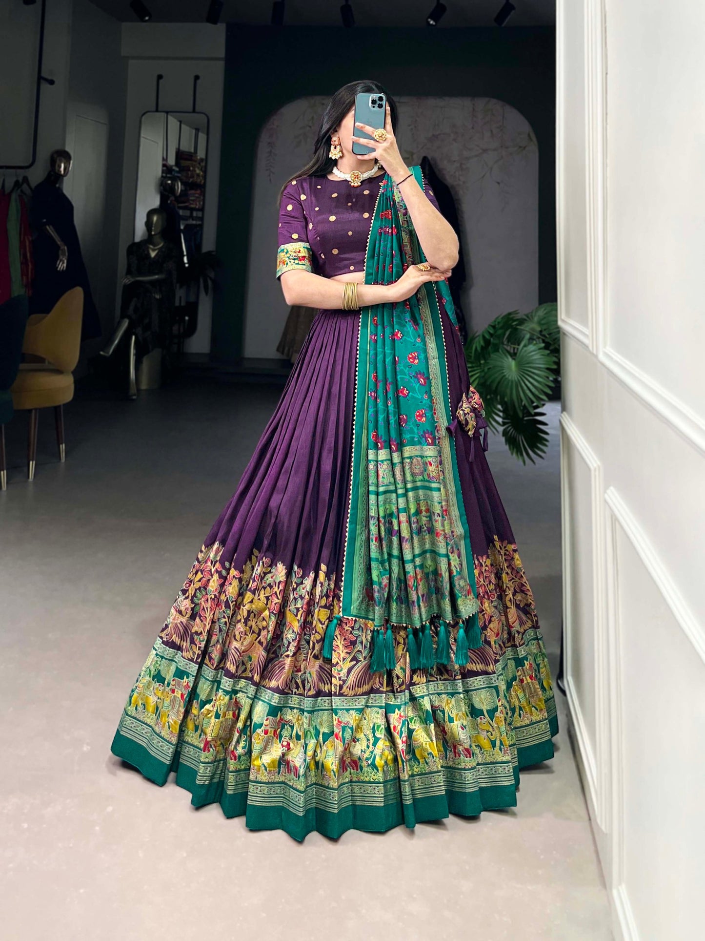 Einführung eines 4 Meter ausgestellten Lehenga mit Paillettenstickerei und Cut-Work