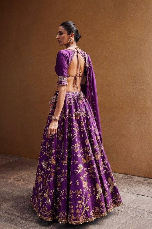 Sehen Sie umwerfend aus in diesem wunderschönen cremefarbenen Lehenga-Set