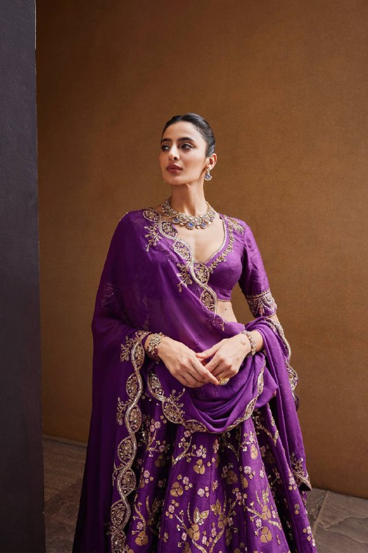 Sehen Sie umwerfend aus in diesem wunderschönen cremefarbenen Lehenga-Set