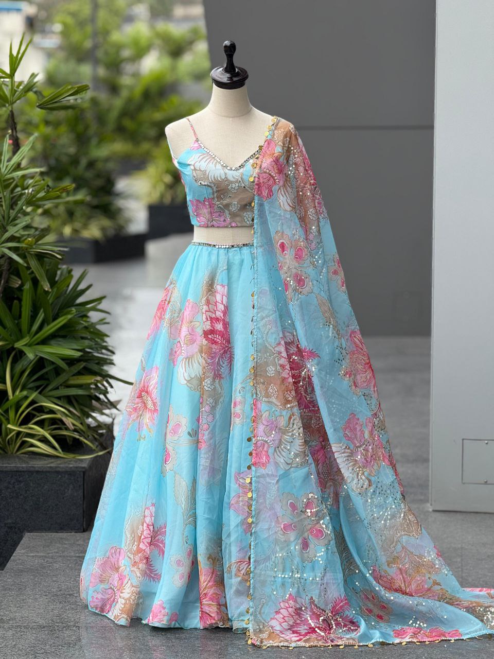 Sehen Sie umwerfend aus in diesem wunderschönen cremefarbenen Lehenga-Set
