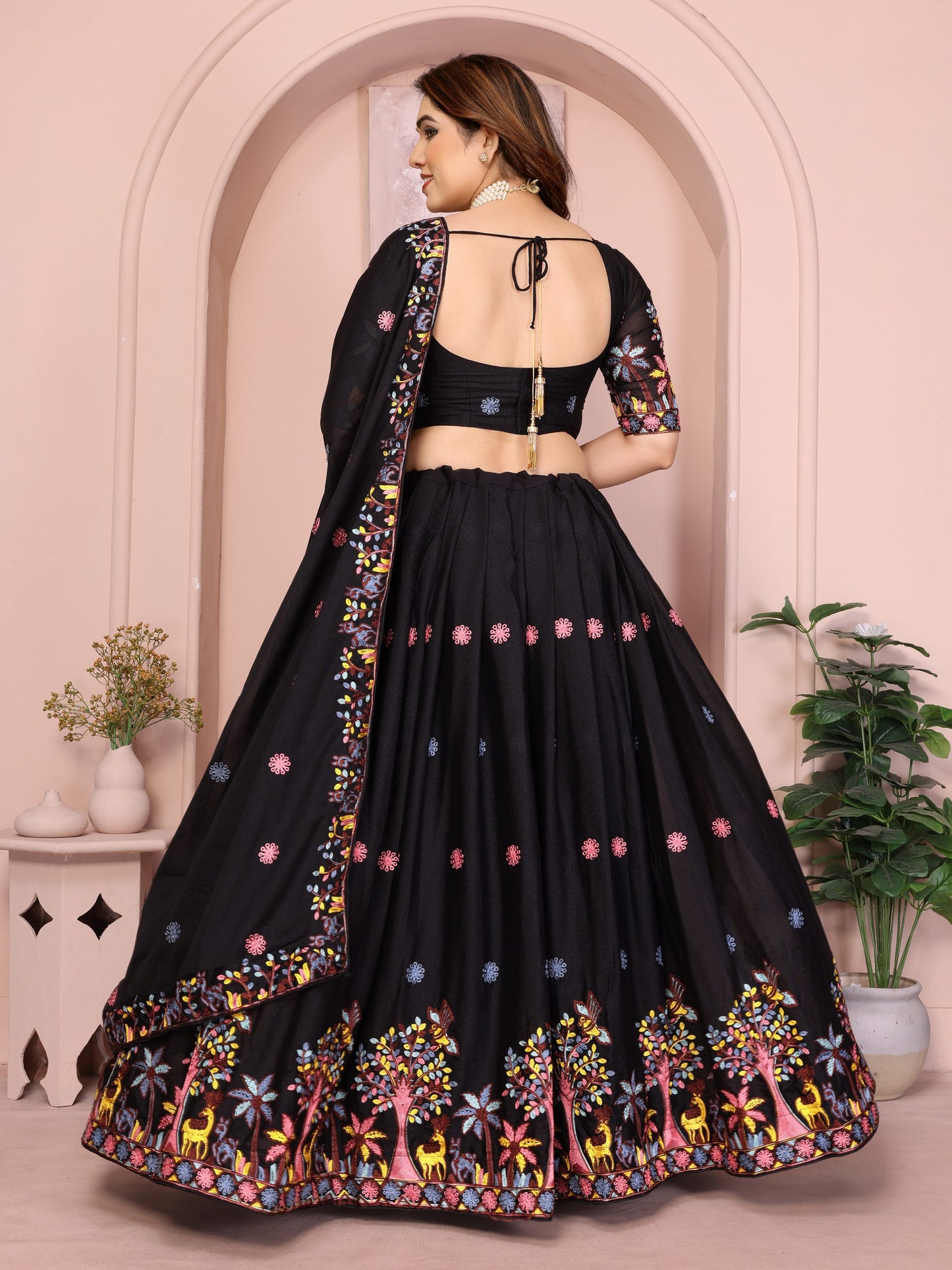 Fendy Silk Embroidery Work Stitch avec toile Lehenga Choli