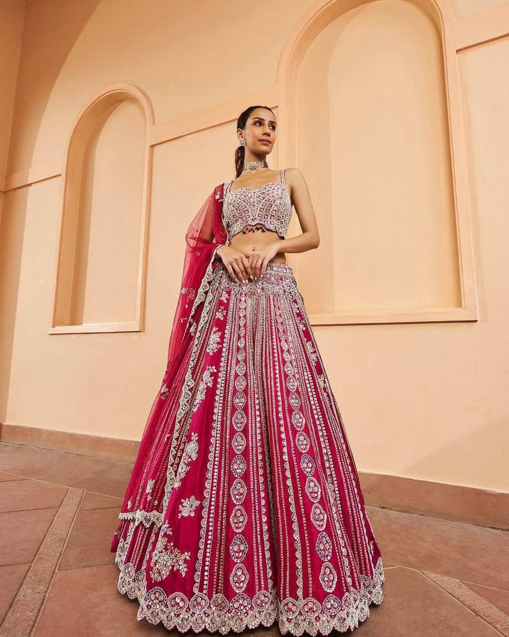 Soyez magnifique dans ce magnifique ensemble lehenga blanc cassé