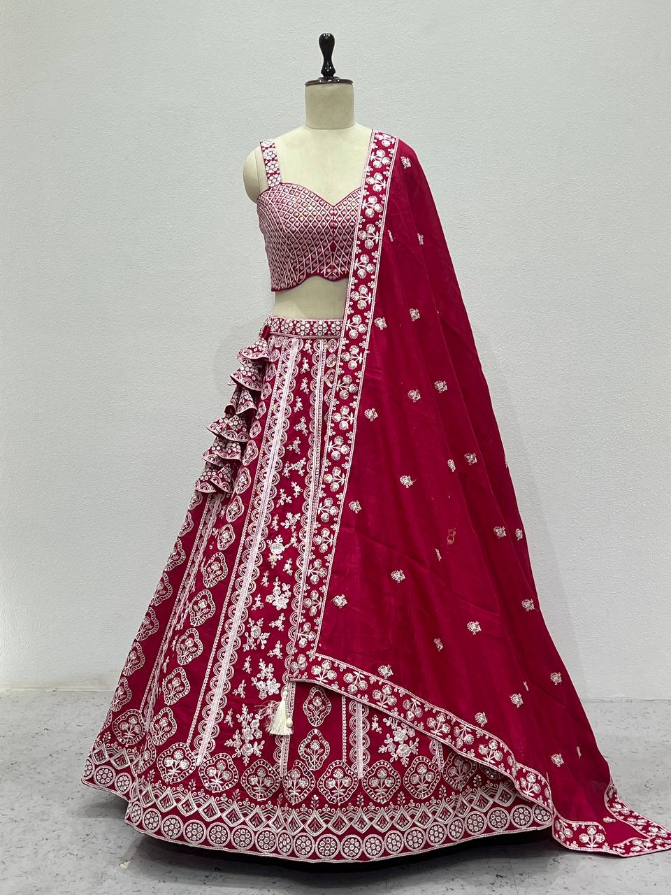Soyez magnifique dans ce magnifique ensemble lehenga blanc cassé