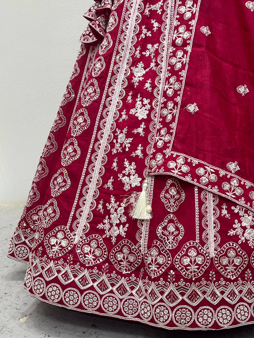 Soyez magnifique dans ce magnifique ensemble lehenga blanc cassé