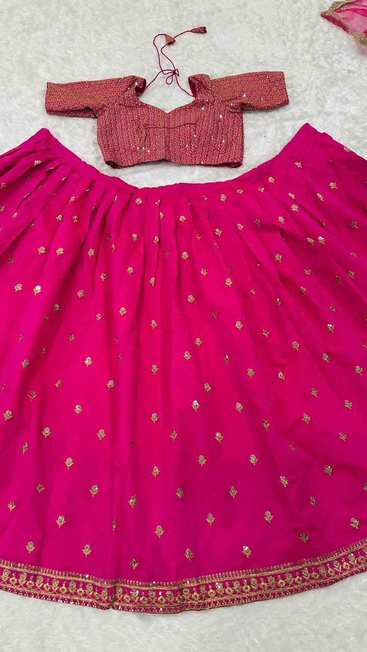 CHOLI LEHENGA BRODÉ EN VELOURS DE SÉQUENCE DE CORDON DE STYLE NEW BEUTIQUE