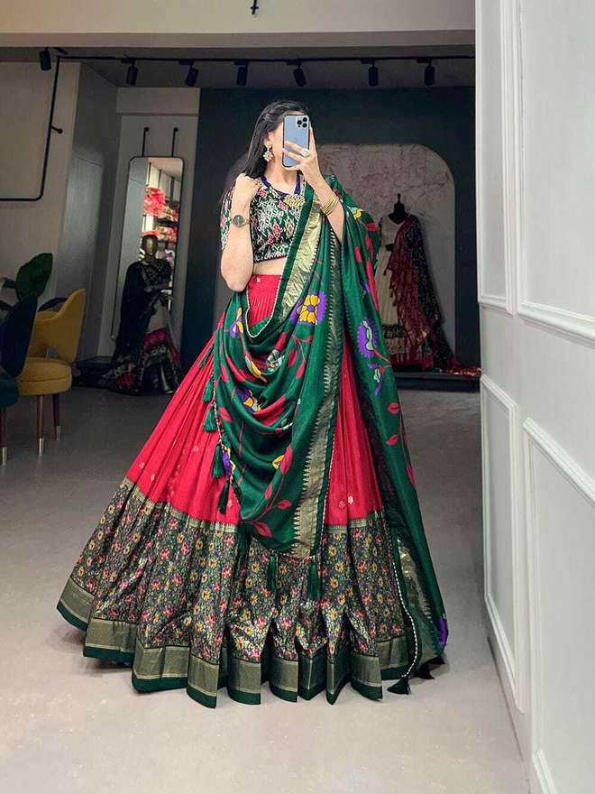 Soyez magnifique dans ce magnifique ensemble lehenga blanc cassé