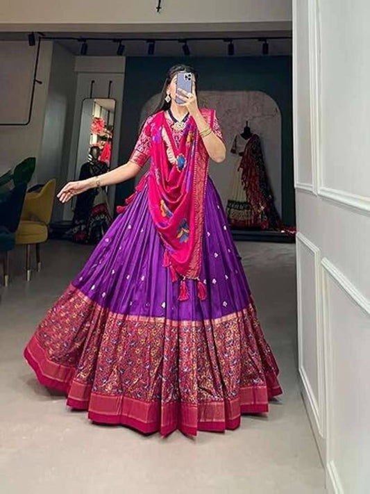 Soyez magnifique dans ce magnifique ensemble lehenga blanc cassé