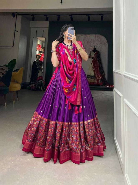 Soyez magnifique dans ce magnifique ensemble lehenga blanc cassé