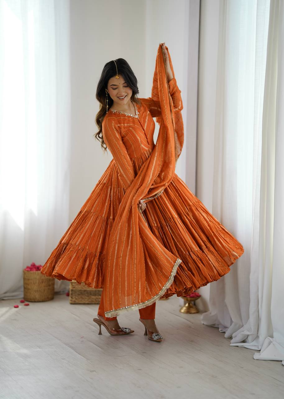 Kleid aus Georgette-Imitat mit üppiger Paillettenstickerei