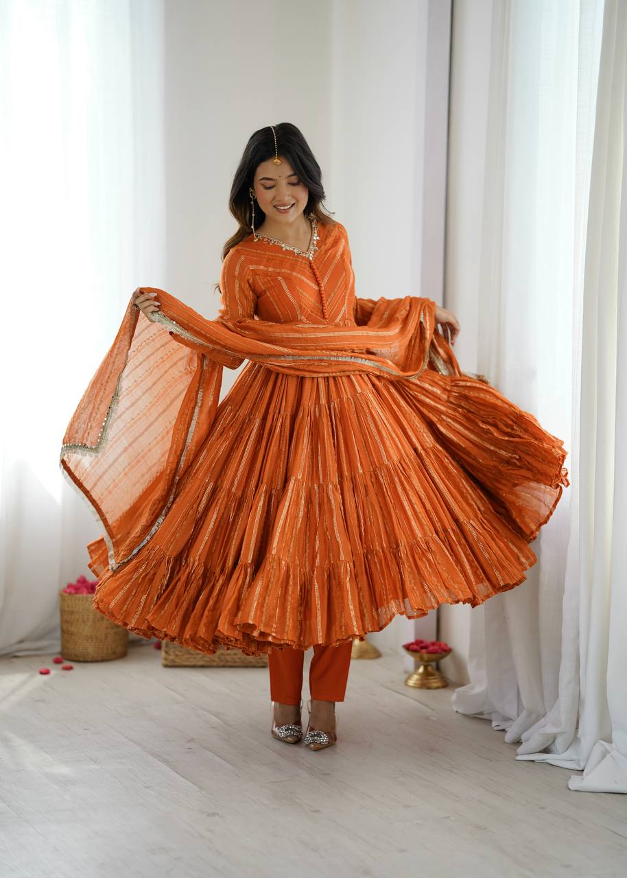 Kleid aus Georgette-Imitat mit üppiger Paillettenstickerei