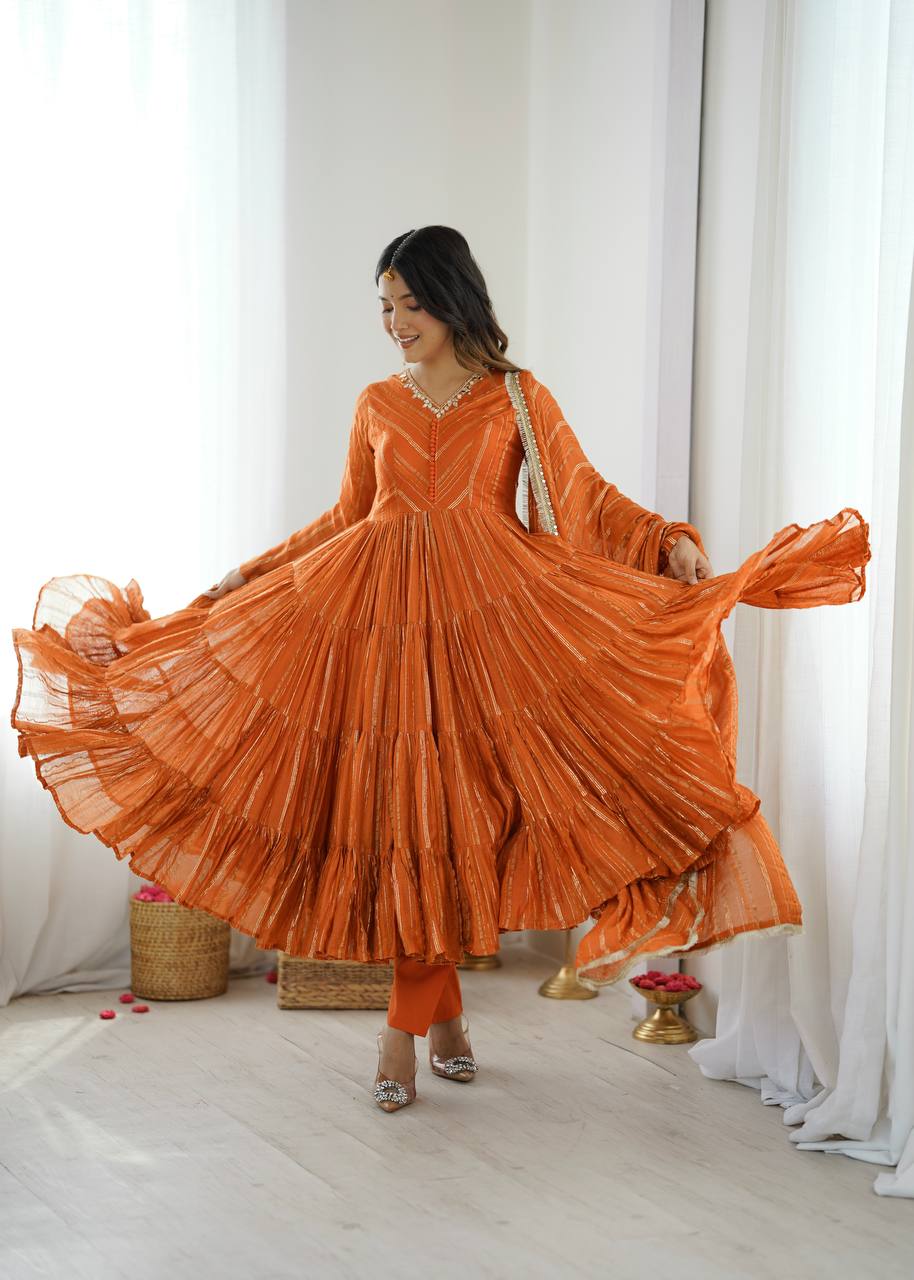 Kleid aus Georgette-Imitat mit üppiger Paillettenstickerei