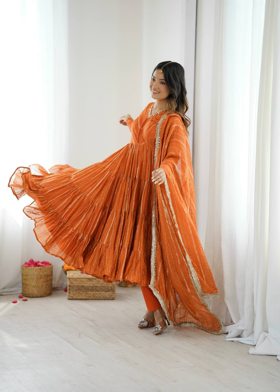 Kleid aus Georgette-Imitat mit üppiger Paillettenstickerei