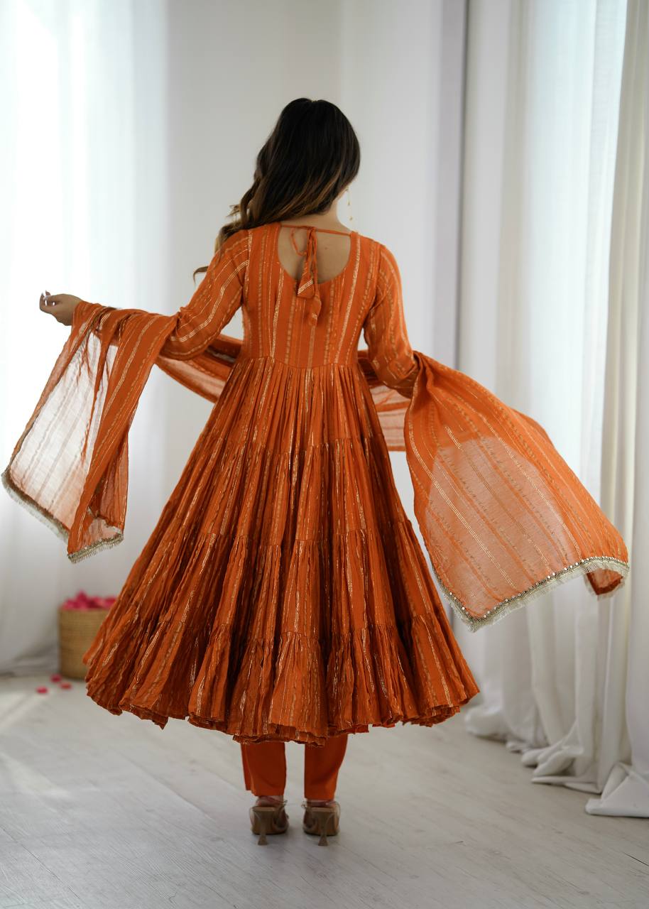 Kleid aus Georgette-Imitat mit üppiger Paillettenstickerei