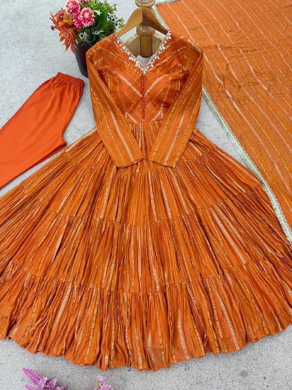 Kleid aus Georgette-Imitat mit üppiger Paillettenstickerei