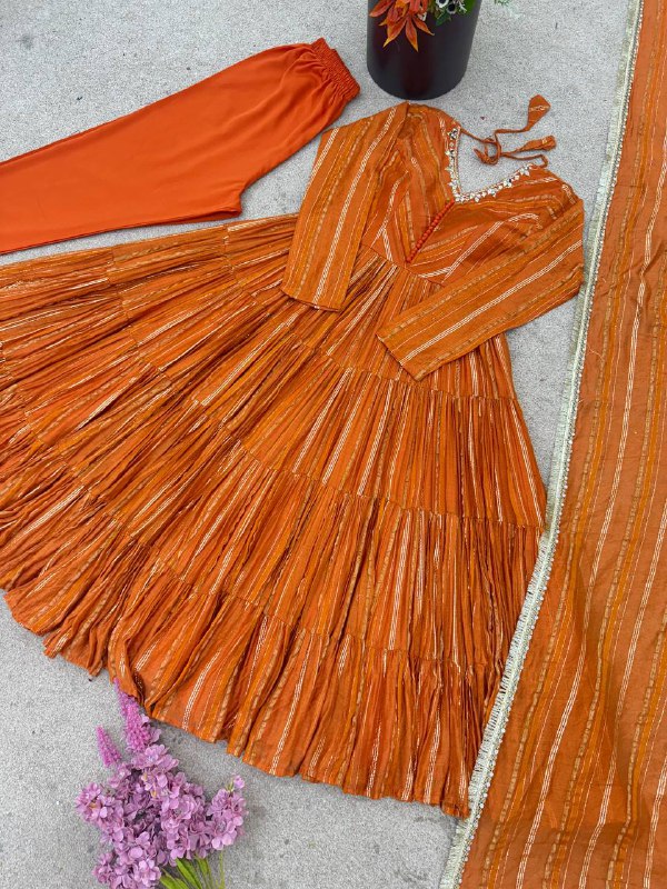 Kleid aus Georgette-Imitat mit üppiger Paillettenstickerei