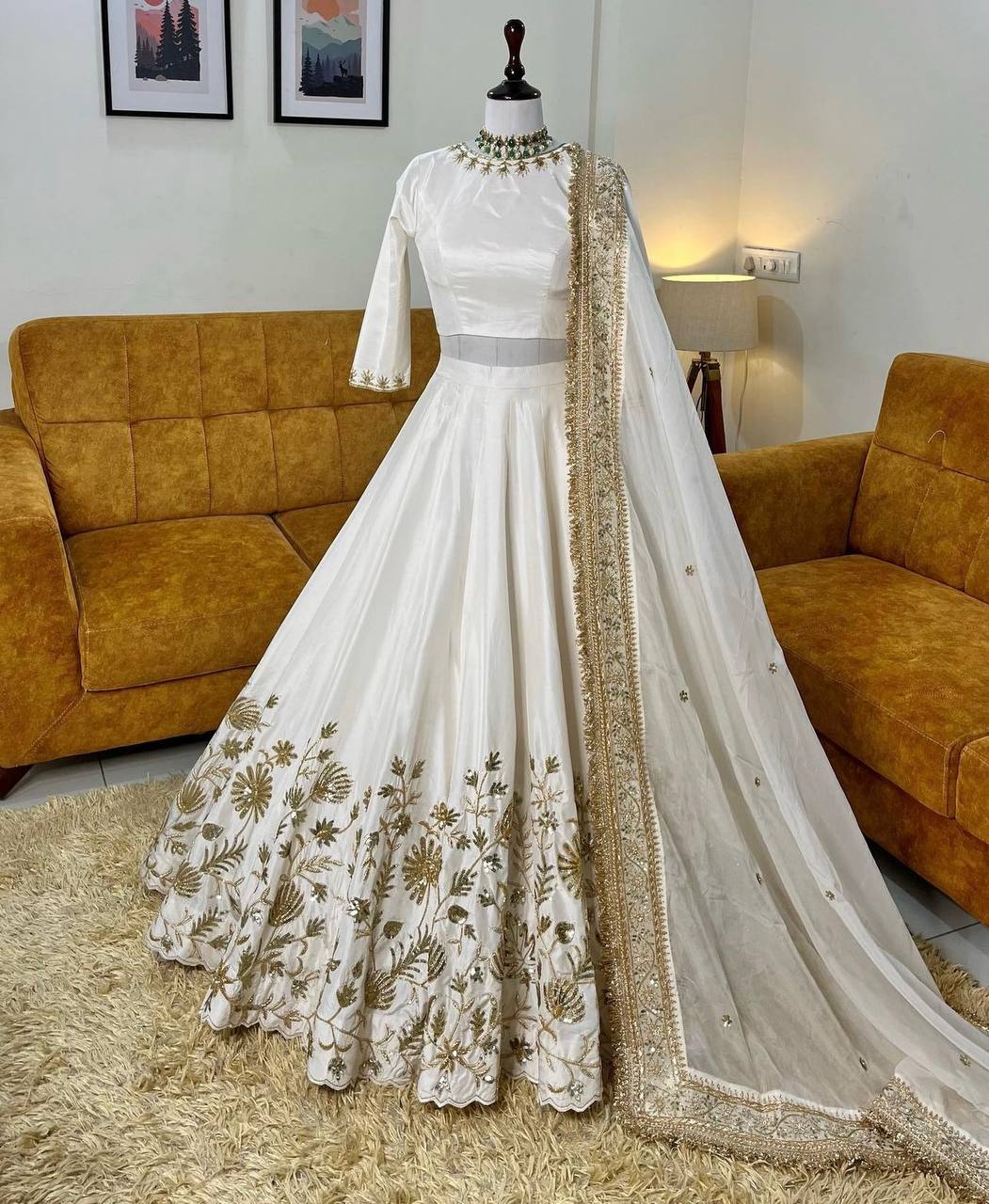 Sehen Sie umwerfend aus in diesem wunderschönen cremefarbenen Lehenga-Set