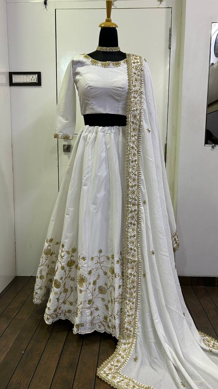 Sehen Sie umwerfend aus in diesem wunderschönen cremefarbenen Lehenga-Set