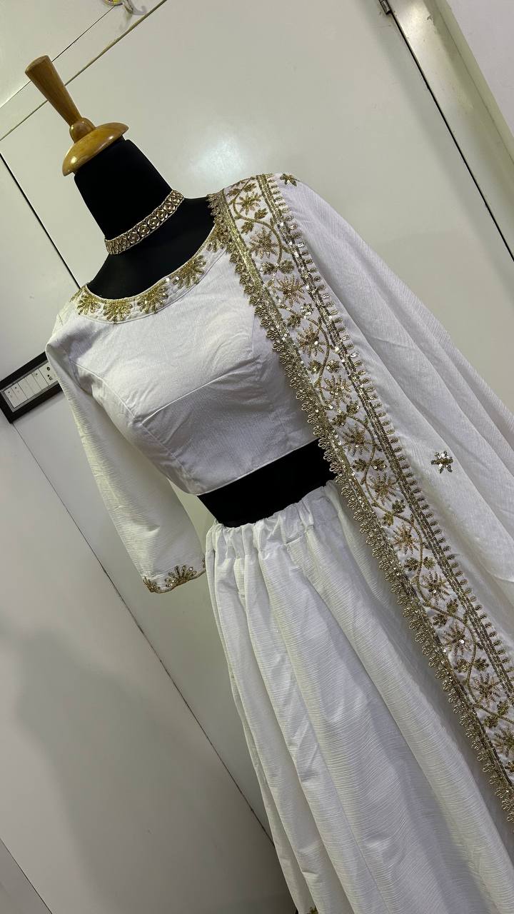 Sehen Sie umwerfend aus in diesem wunderschönen cremefarbenen Lehenga-Set