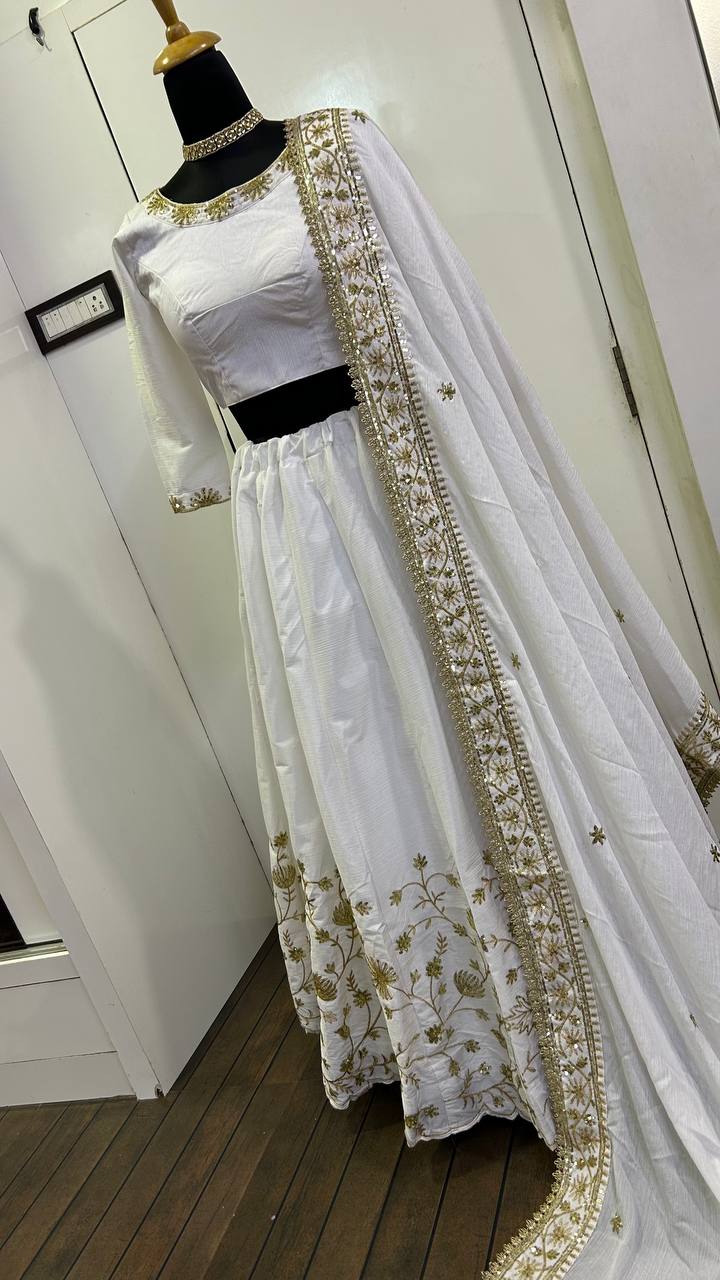 Sehen Sie umwerfend aus in diesem wunderschönen cremefarbenen Lehenga-Set