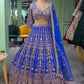 NEUER LEHENGA CHOLI AUS SAMT IM BEUTIQUE-STIL MIT STICKEREI UND KORDELN