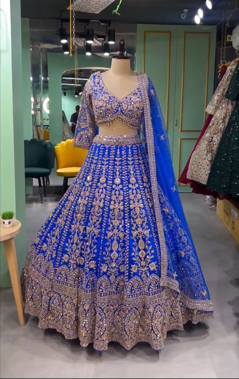 NEUER LEHENGA CHOLI AUS SAMT IM BEUTIQUE-STIL MIT STICKEREI UND KORDELN