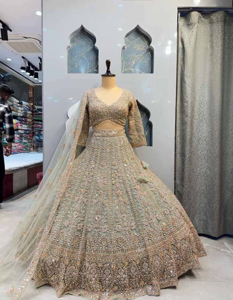 NEUER LEHENGA CHOLI AUS SAMT IM BEUTIQUE-STIL MIT STICKEREI UND KORDELN