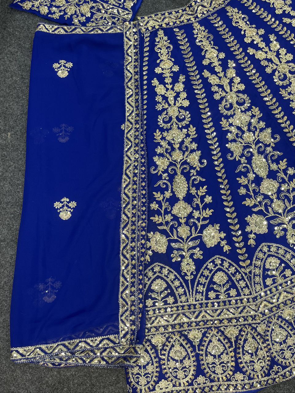 NEUER LEHENGA CHOLI AUS SAMT IM BEUTIQUE-STIL MIT STICKEREI UND KORDELN