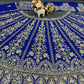 NEUER LEHENGA CHOLI AUS SAMT IM BEUTIQUE-STIL MIT STICKEREI UND KORDELN