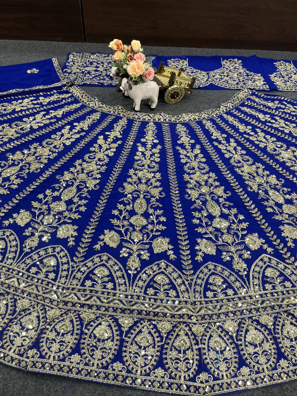 NEUER LEHENGA CHOLI AUS SAMT IM BEUTIQUE-STIL MIT STICKEREI UND KORDELN