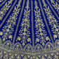 NEUER LEHENGA CHOLI AUS SAMT IM BEUTIQUE-STIL MIT STICKEREI UND KORDELN