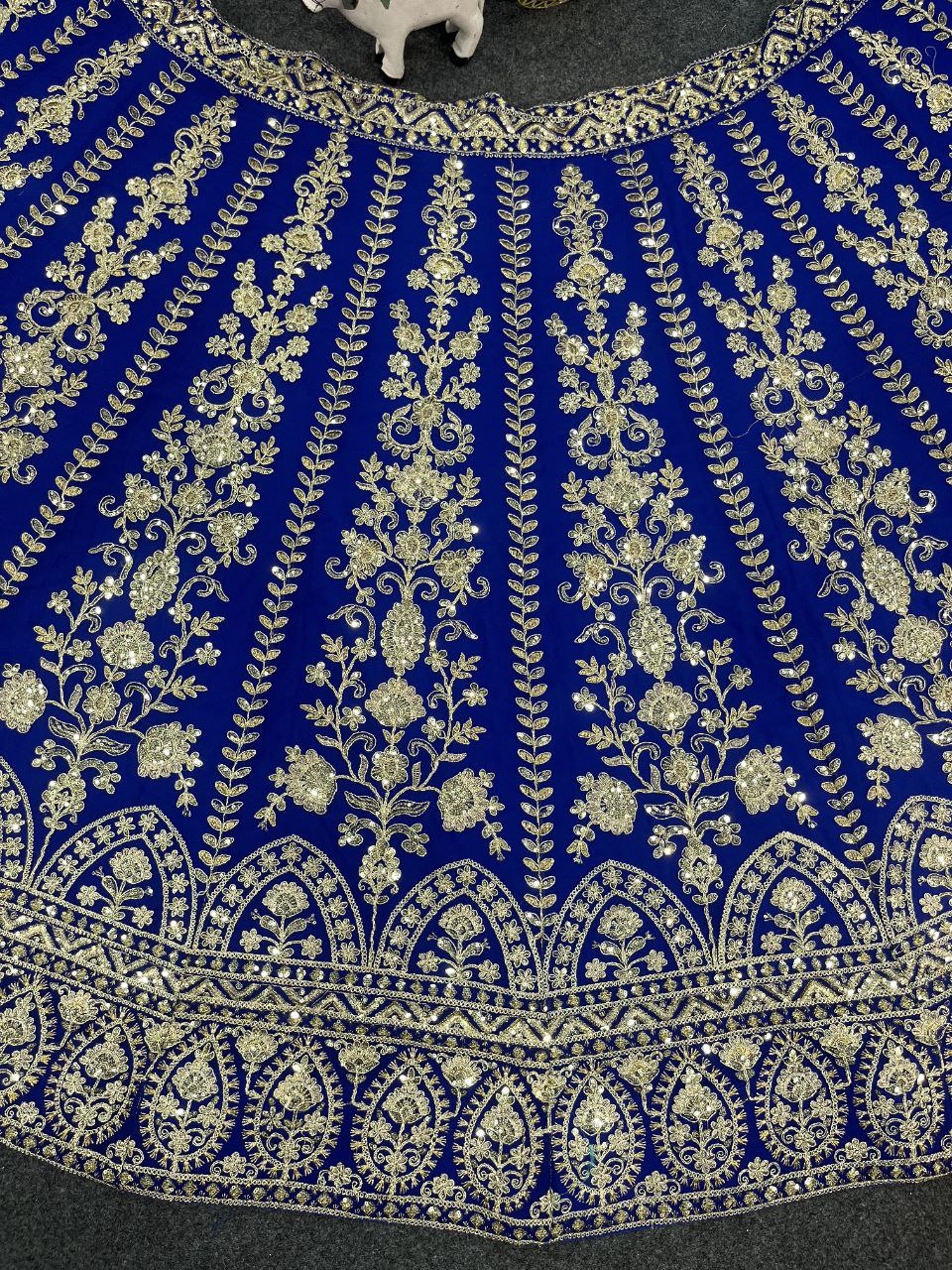 NEUER LEHENGA CHOLI AUS SAMT IM BEUTIQUE-STIL MIT STICKEREI UND KORDELN