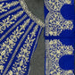 NEUER LEHENGA CHOLI AUS SAMT IM BEUTIQUE-STIL MIT STICKEREI UND KORDELN