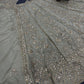 NEUER LEHENGA CHOLI AUS SAMT IM BEUTIQUE-STIL MIT STICKEREI UND KORDELN