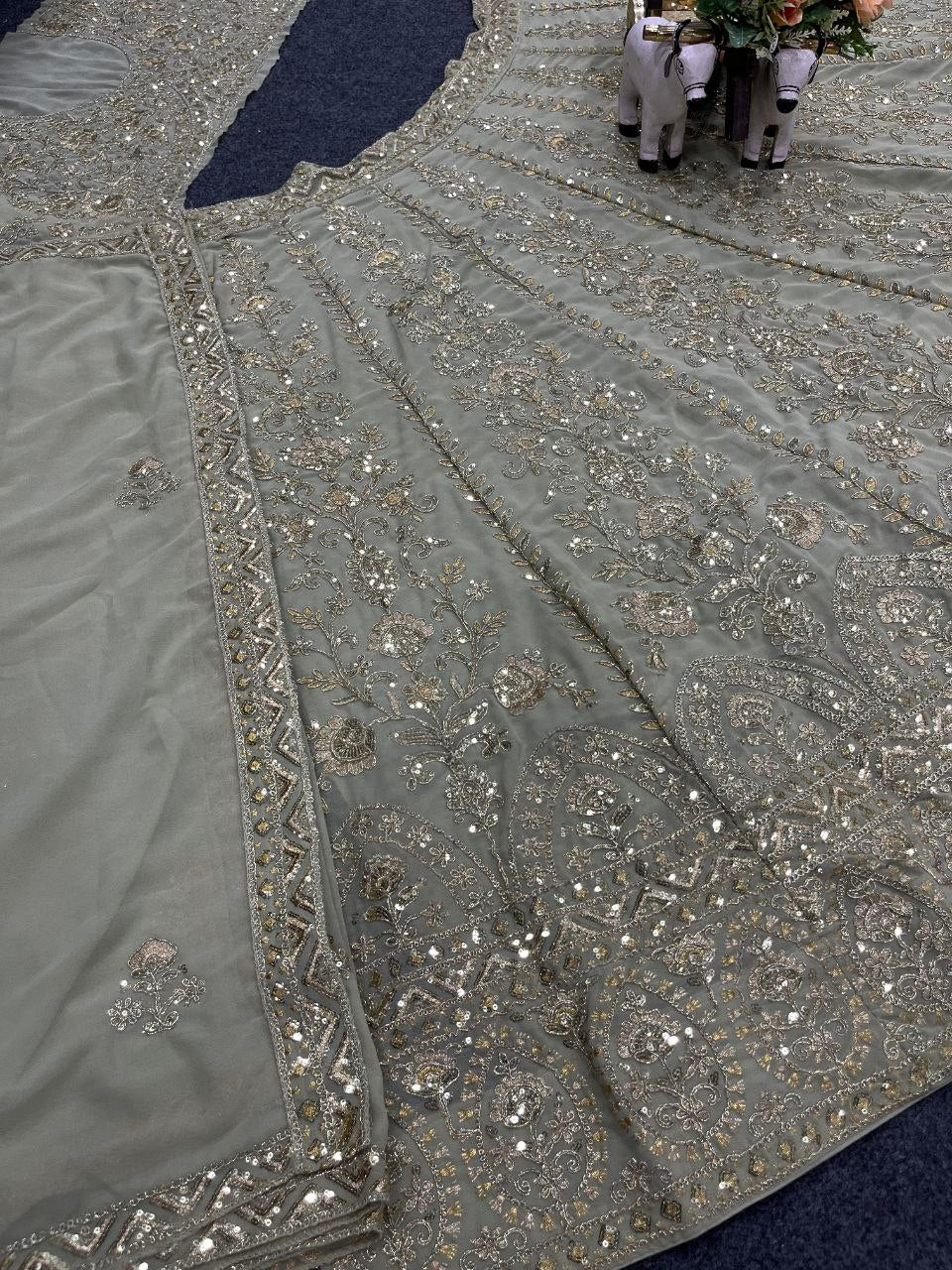 NEUER LEHENGA CHOLI AUS SAMT IM BEUTIQUE-STIL MIT STICKEREI UND KORDELN
