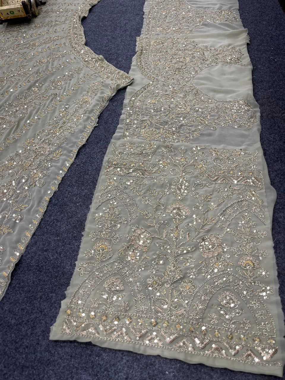 NEUER LEHENGA CHOLI AUS SAMT IM BEUTIQUE-STIL MIT STICKEREI UND KORDELN