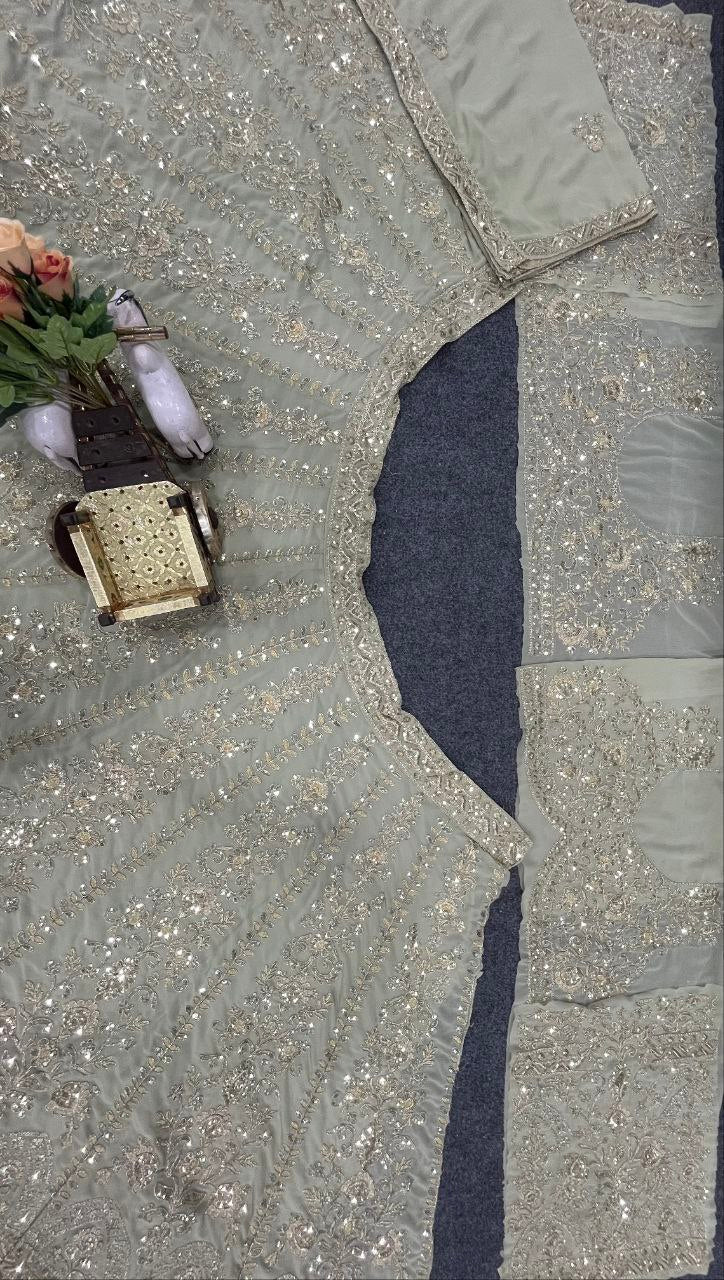 NEUER LEHENGA CHOLI AUS SAMT IM BEUTIQUE-STIL MIT STICKEREI UND KORDELN