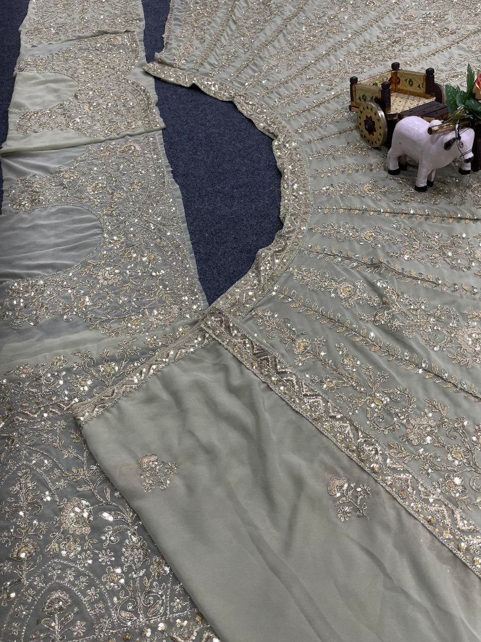 NEUER LEHENGA CHOLI AUS SAMT IM BEUTIQUE-STIL MIT STICKEREI UND KORDELN