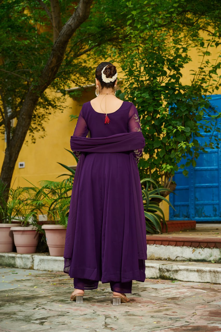 Kleid aus Georgette-Imitat mit üppiger Paillettenstickerei