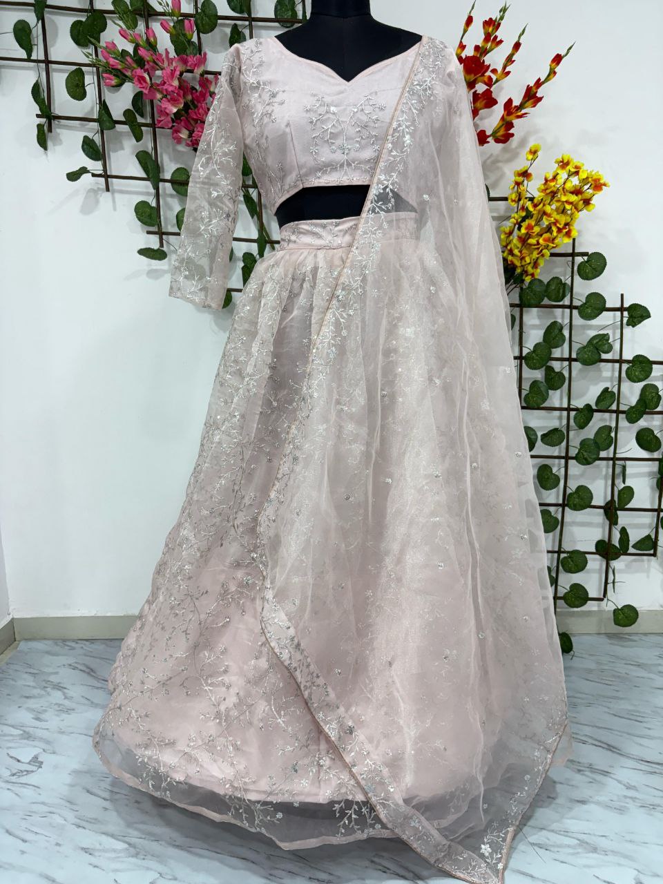 Einführung eines 4 Meter ausgestellten Lehenga mit Paillettenstickerei und Cut-Work
