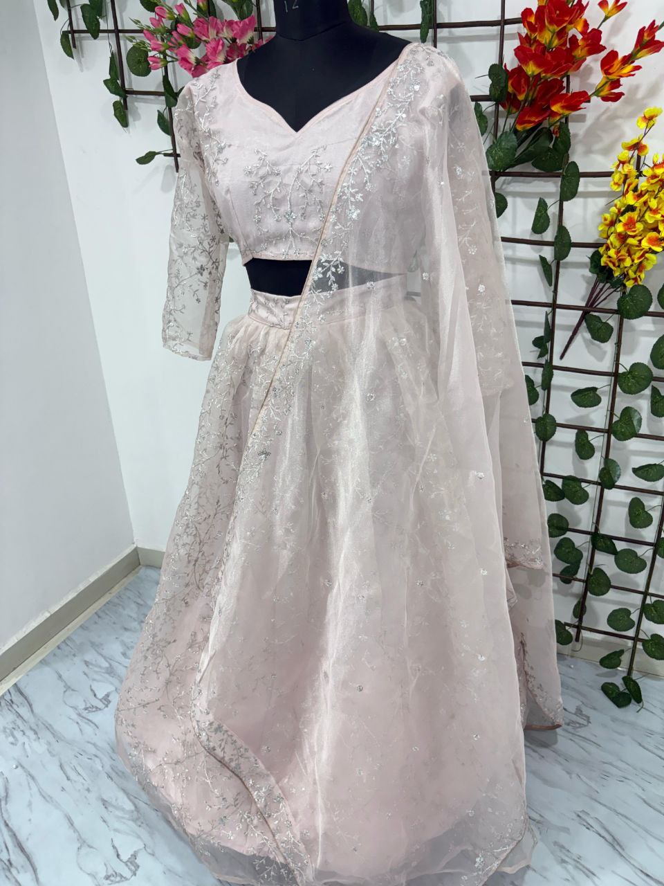 Einführung eines 4 Meter ausgestellten Lehenga mit Paillettenstickerei und Cut-Work