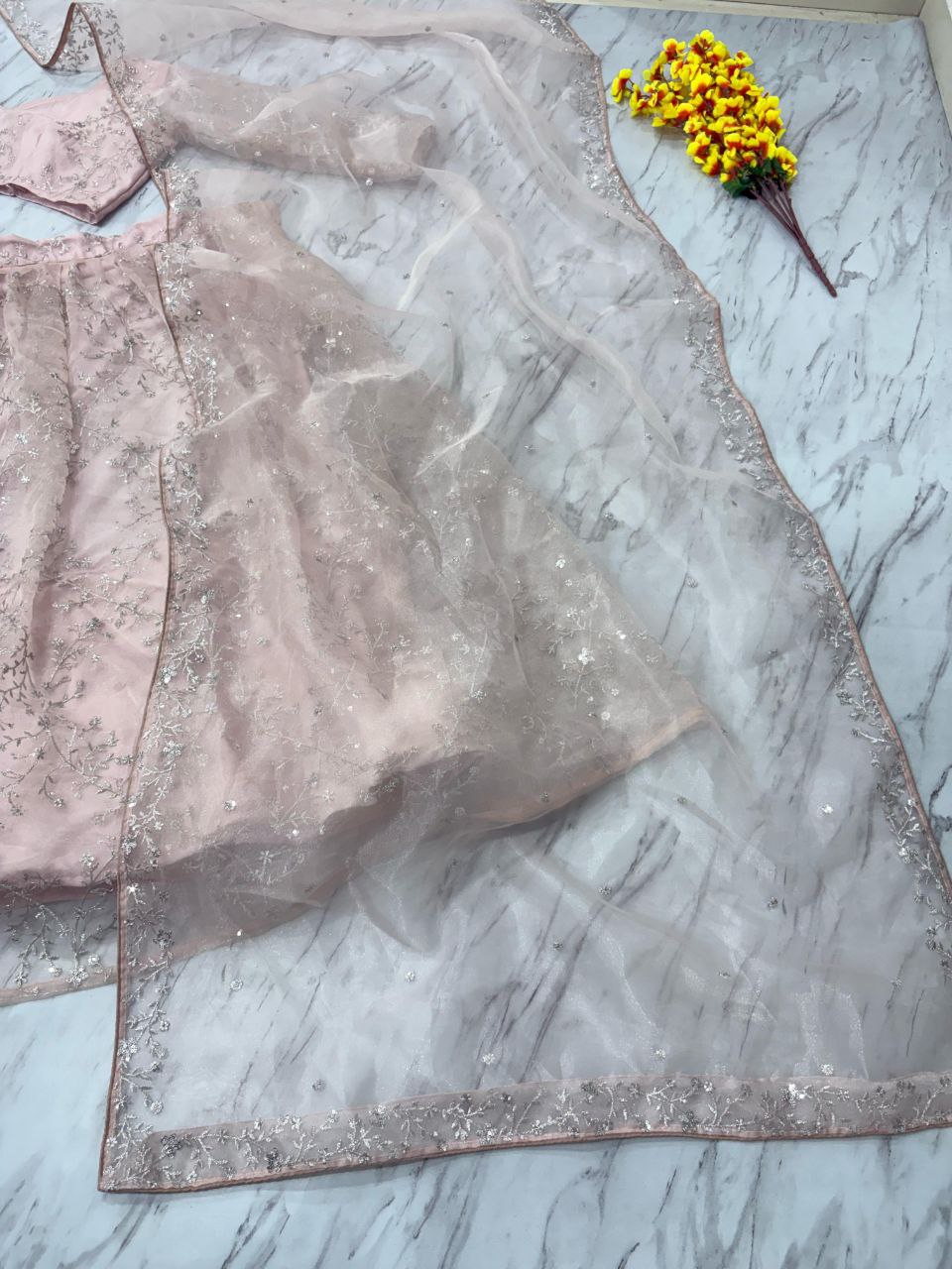 Einführung eines 4 Meter ausgestellten Lehenga mit Paillettenstickerei und Cut-Work