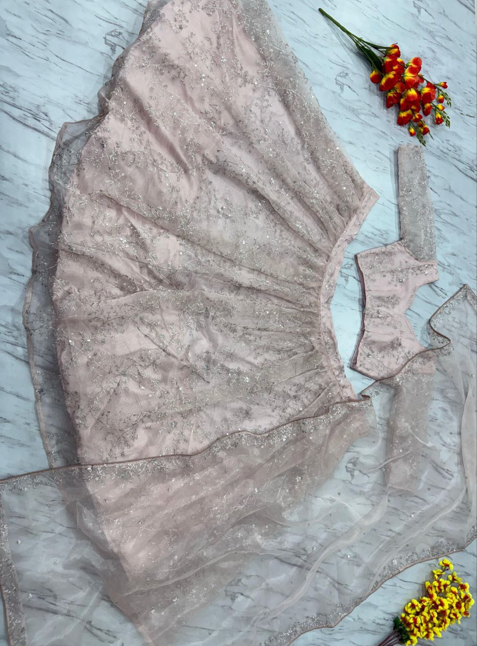 Einführung eines 4 Meter ausgestellten Lehenga mit Paillettenstickerei und Cut-Work