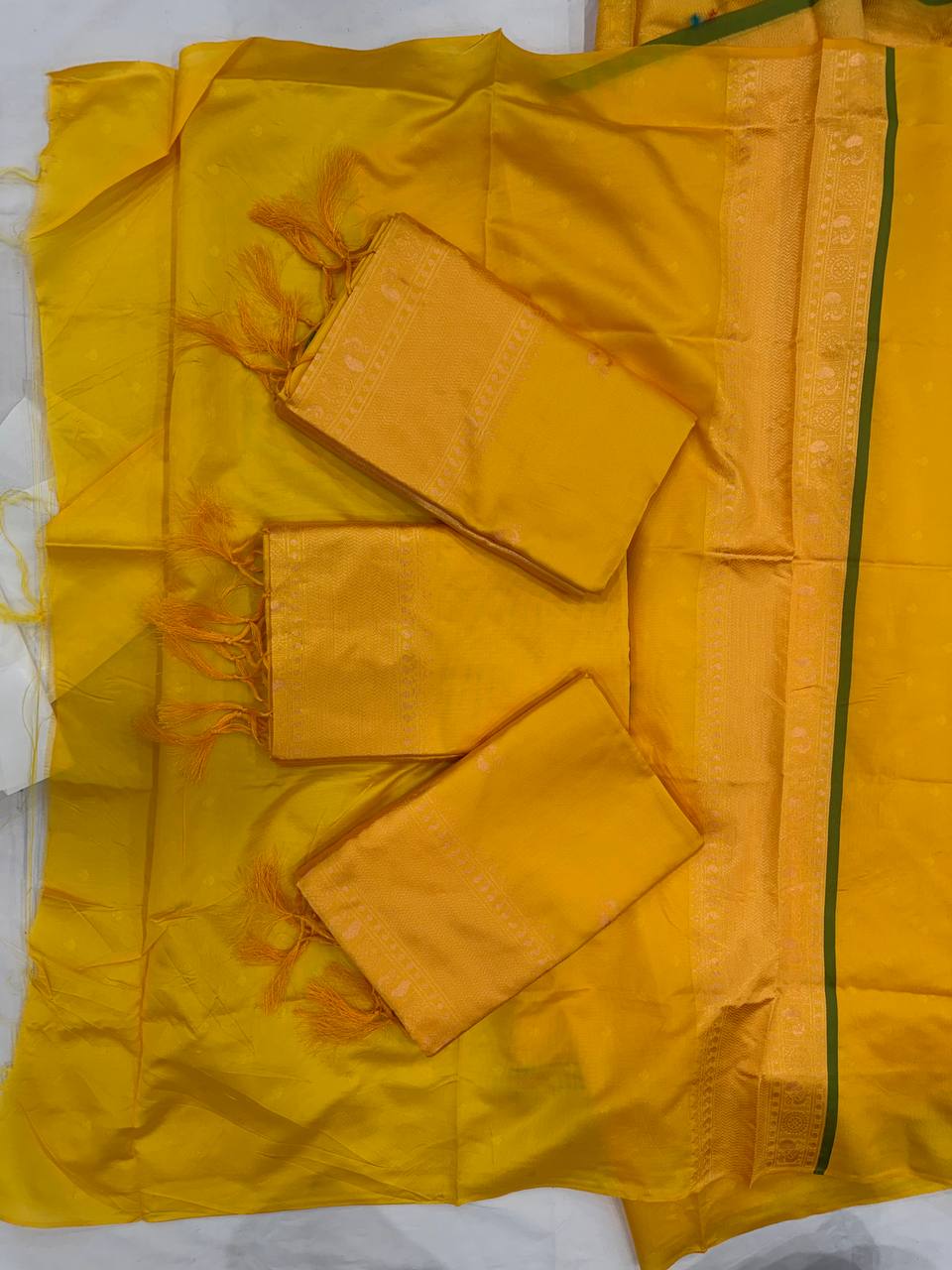 Suche jemanden für einen schönen Sari in der gleichen Farbe