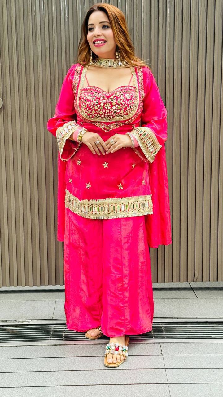 Kleid aus Georgette-Imitat mit üppiger Paillettenstickerei