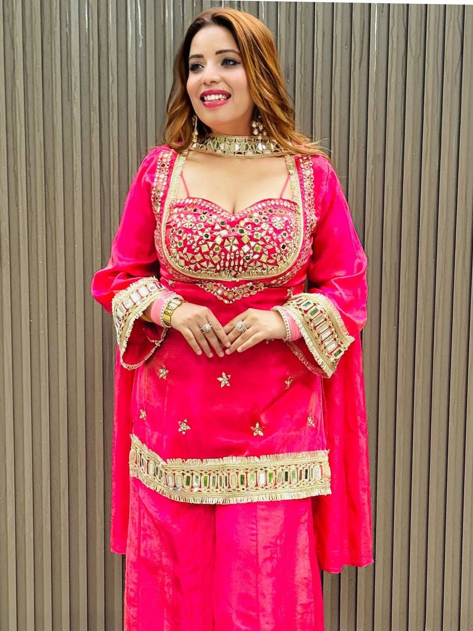 Kleid aus Georgette-Imitat mit üppiger Paillettenstickerei